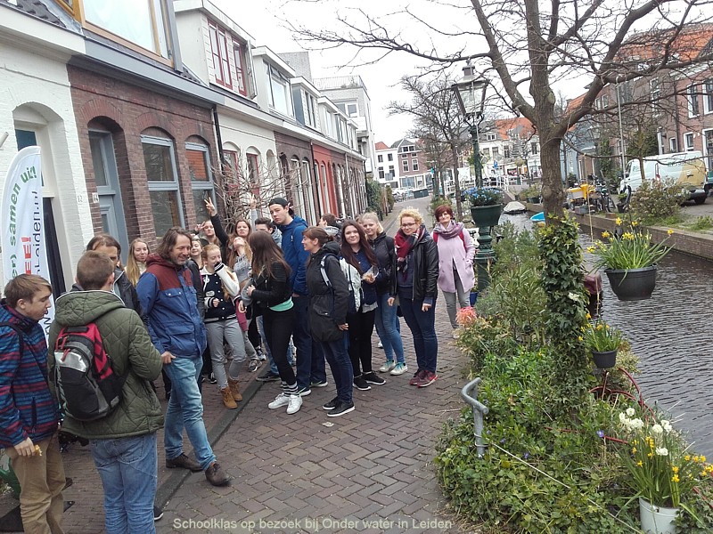 schoolklas bezoekt het NME Onder water in Leiden