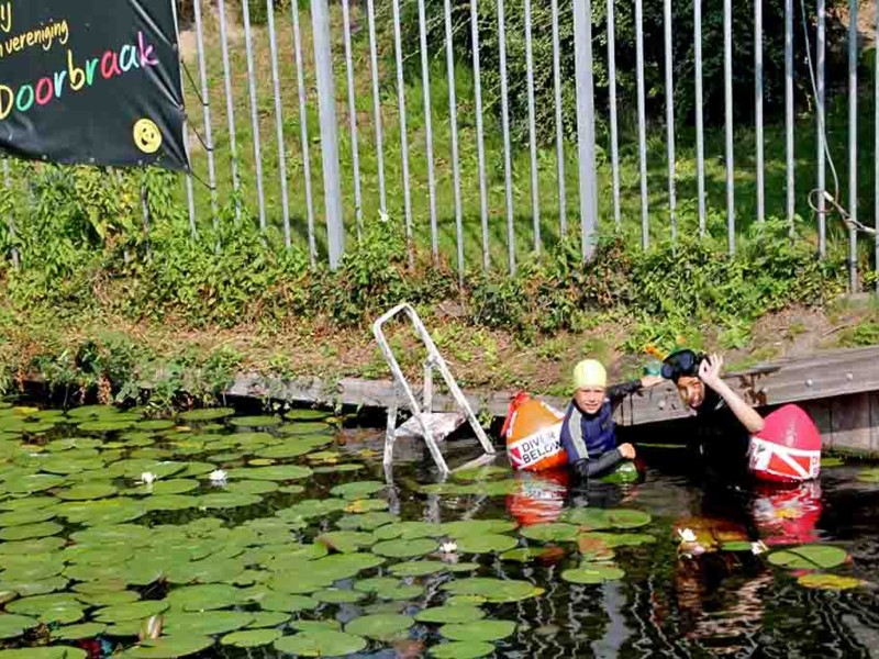 Op welke manier doet Onder water in Leiden aan voorlichting?