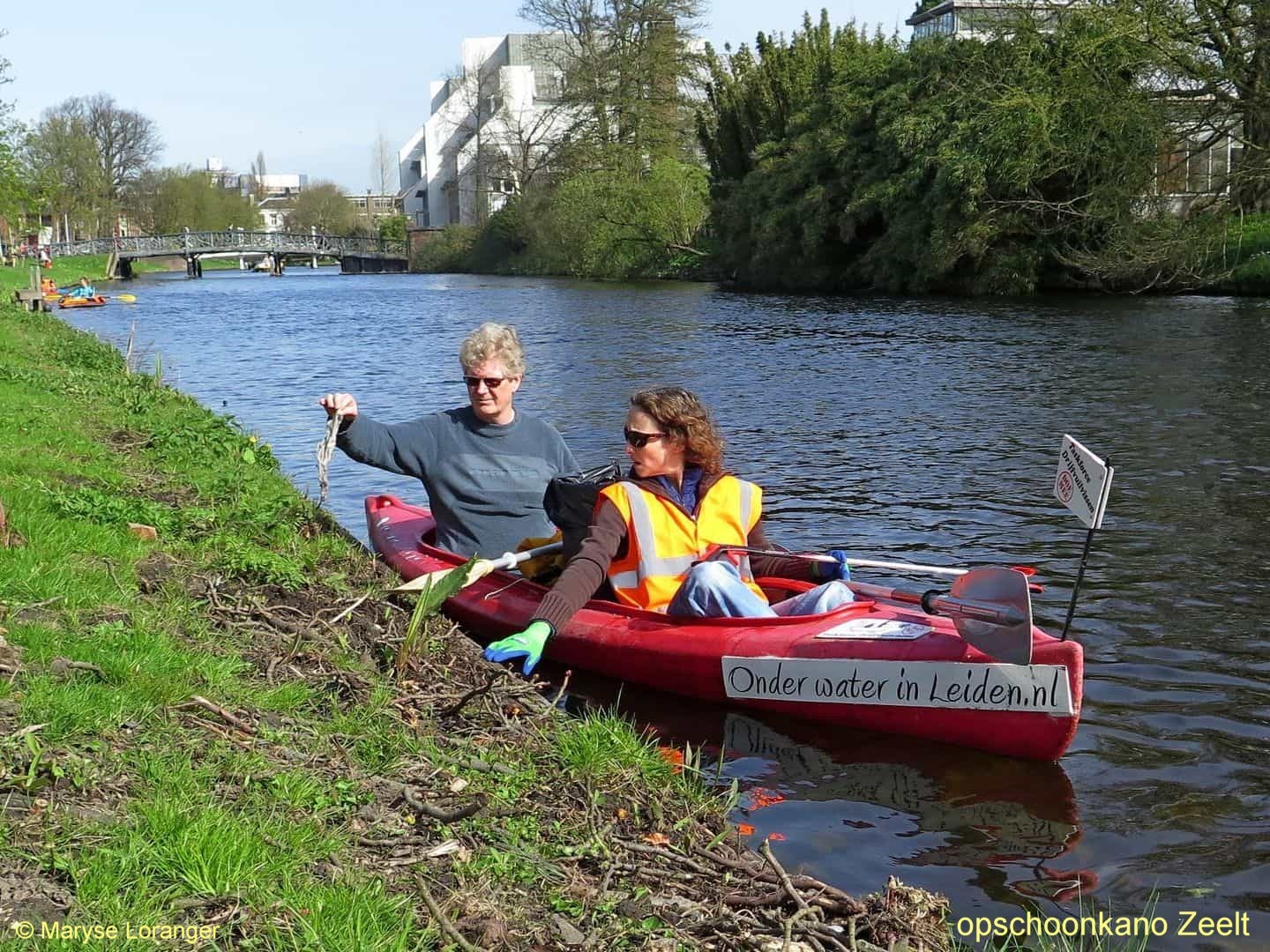 drijfvuilvissen met de kanovloot van Onder Water in Leiden, foto Maryse Loranger drijfvuilvissen met de kanovloot van Onder Water in Leiden, foto Maryse Loranger