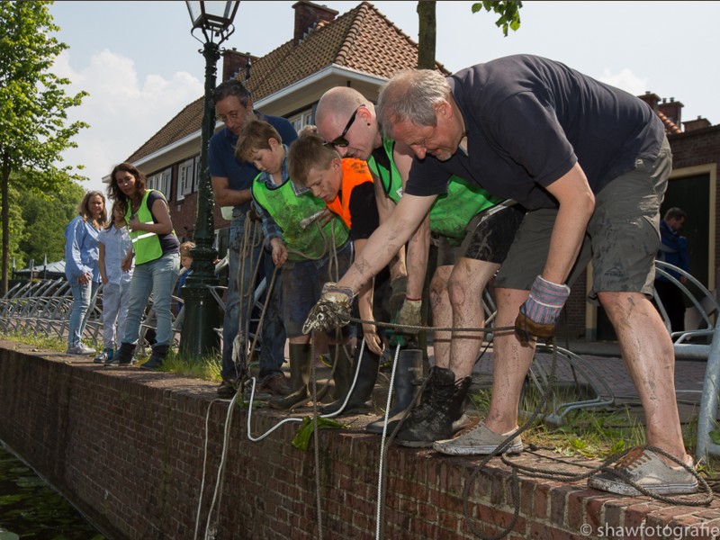 Grofvuilvissen: interessante vondsten en verslavend! Bovendien is goed samenwerken een must (foto: Monique Shaw)