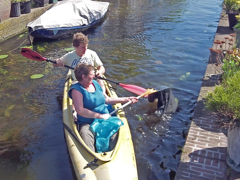 bewoners van Havenwijk-Zuid doen ook een belangrijke 'duit in het zakje' m.b.t. drijfvuilvissen in hun wijk!