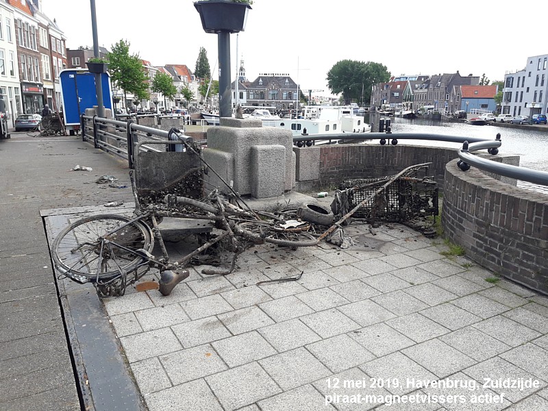 Piraat magneetvissers actief  op de Havenbrug 