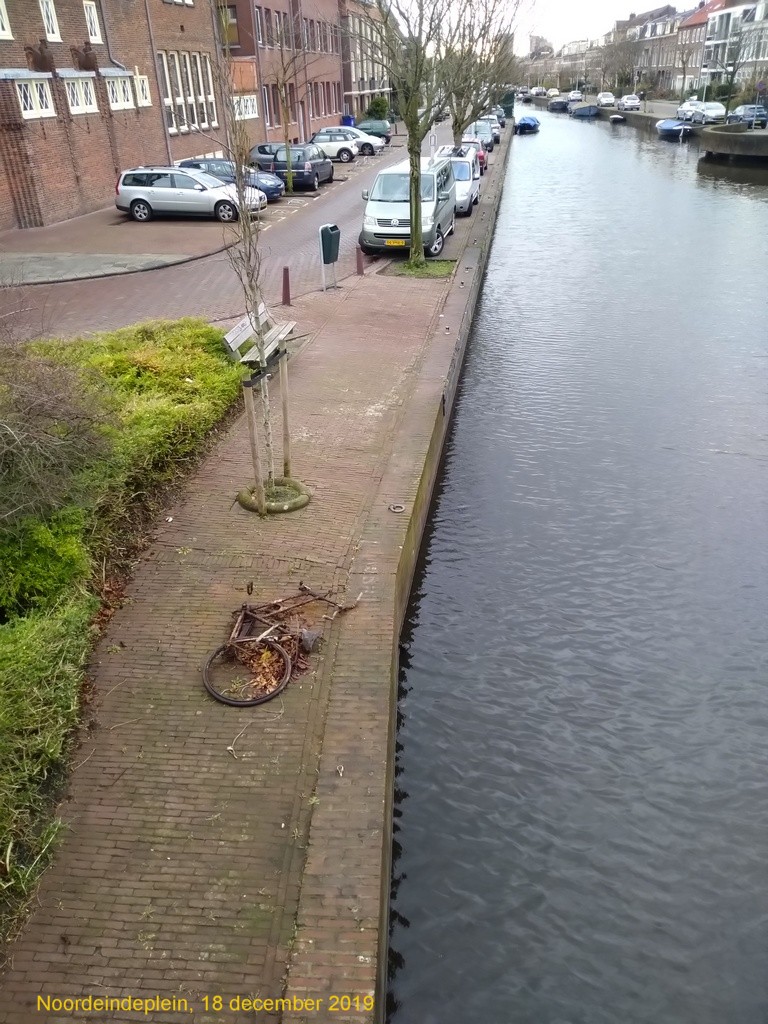 Piraat-magneetvissers laten afval achter op het Noordeindeplein op 18 december 2019