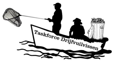 De Taskforce Drijfvuilissen trekt er in het vaarseizoen met vrijwilligers driewekelijks op uit om de grachten op te schonen