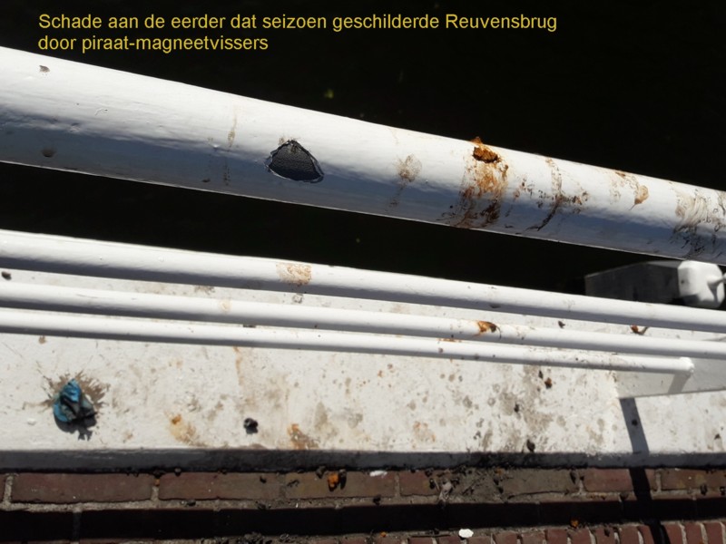 Schade aangebracht aan de Reuvensbrug, nadat deze in het voorjaar juist gereviseerd en geschilderd was