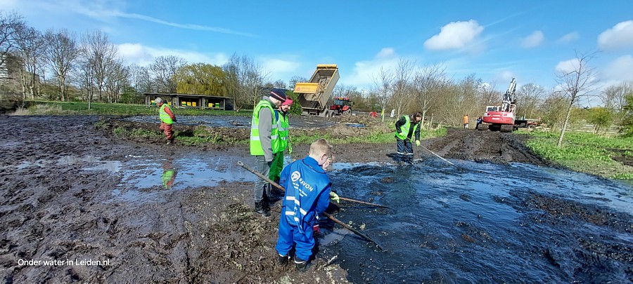 De dierenredders harken in de modder