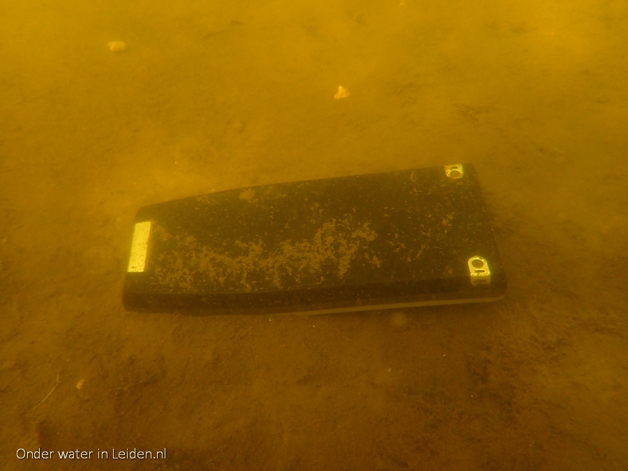 PDA op de bodem van Maanen onder water in Leiden