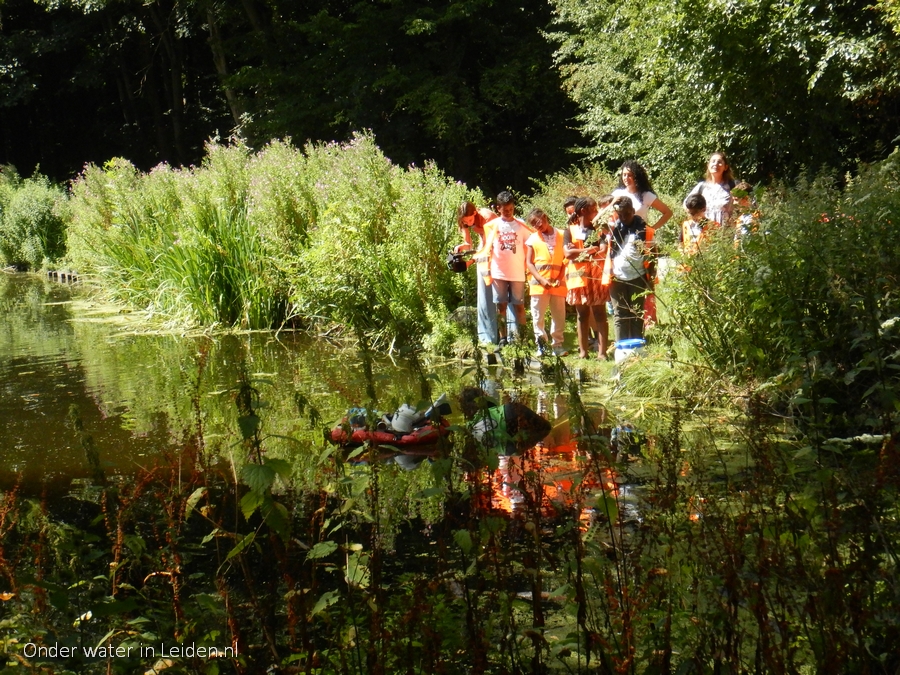 Zomerklas 2 van JES Rijnland en het Boerhaave Museum krijgt uitleg van Aaf Verkade