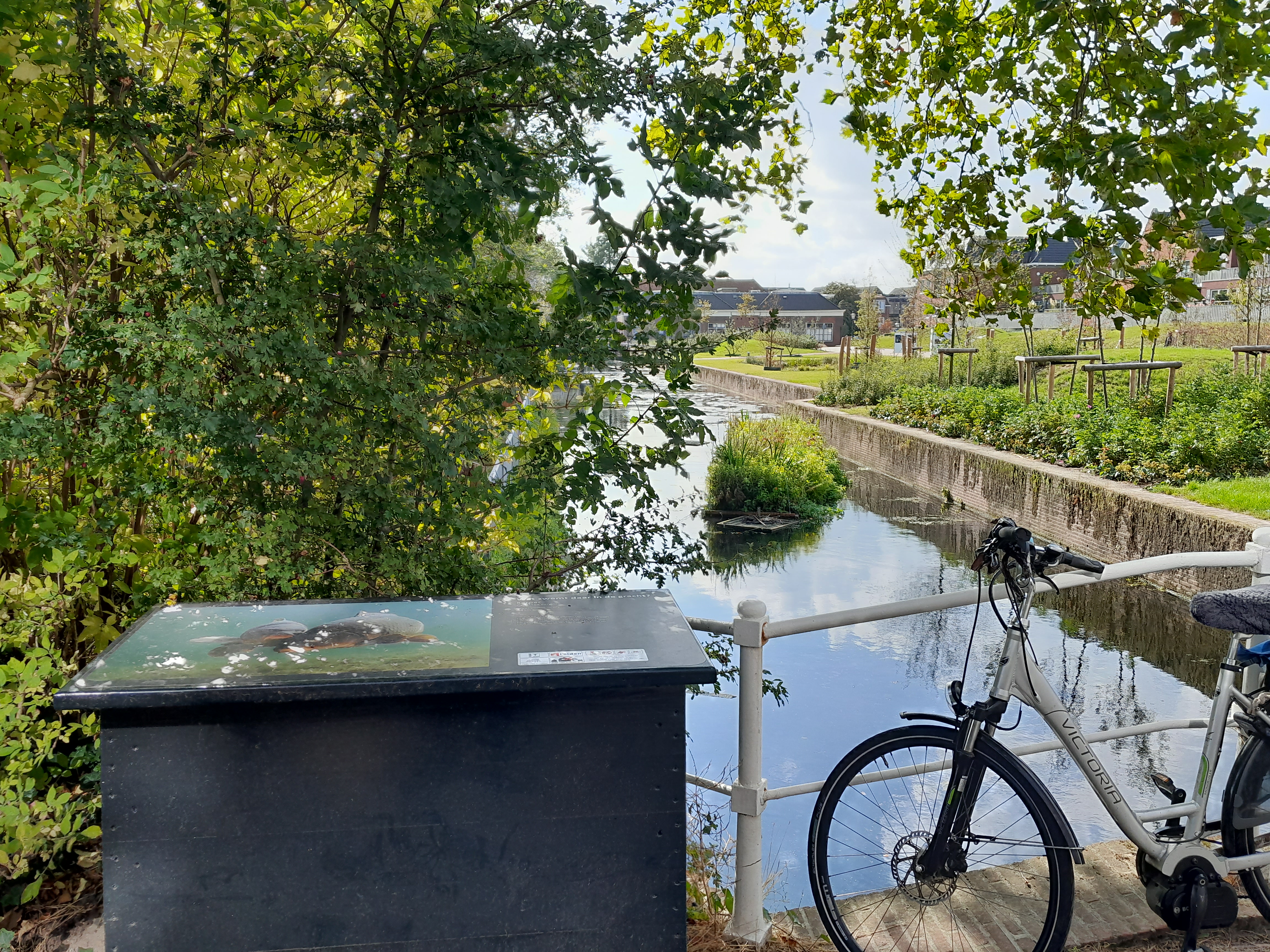 watertuinen met de zoutkist karpers binnenvestgracht op 28 september 2021 kijkrichting begraafplaats Groenesteeg
