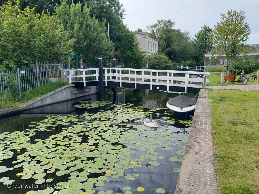 Binnenvestgracht met loopbrug naar Natuurspeeltuin de Doorbraak en boot 12jul2022 kijkrichting Begraafplaats Groenesteeg