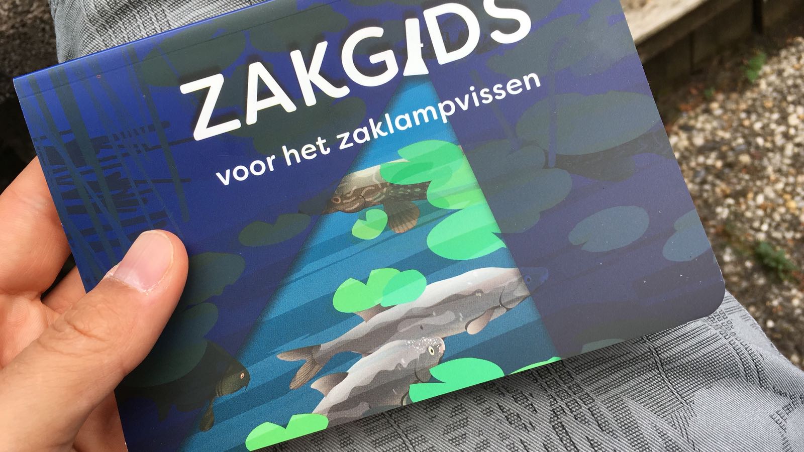 De Zakgids houd je makkelijk met één hand open én hij is waterproof